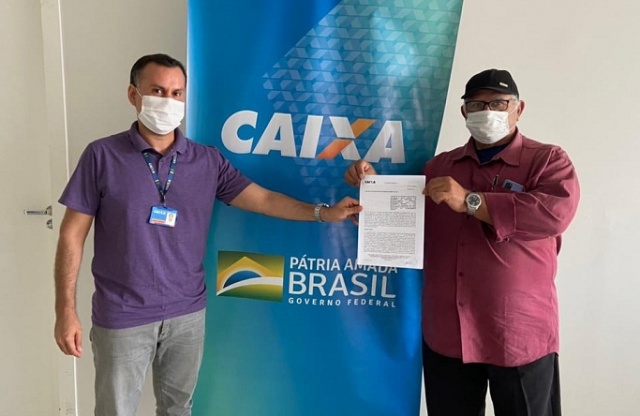 Prefeito Netinho assina convnio junto  CEF para construo de calamento 