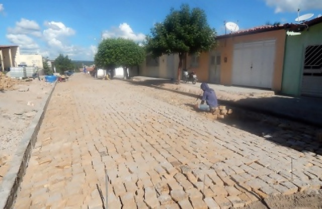 Prefeitura de Assuno do Piau d inicio a obra de pavimentao de ruas na sede do municpio