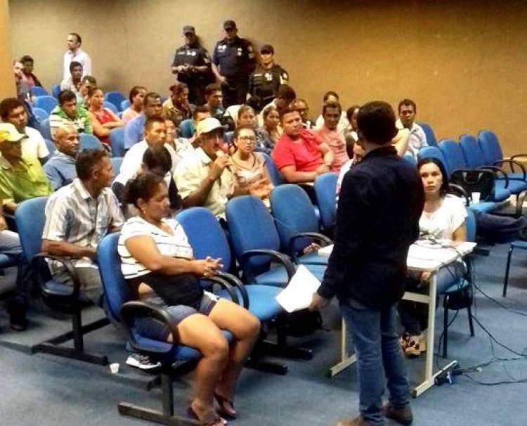 Falta d’água de qualidade, iluminação adequada, escolas improvidas. 