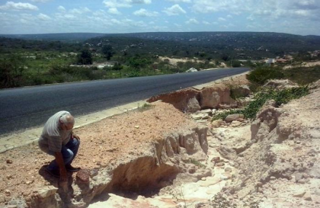 Prefeitura de Assunção do Piauí faz reparo em trecho da PI 115 que estava com iminência de cortar e prejudicar o acesso à cidade